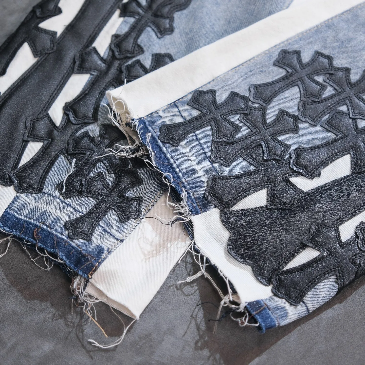 P290 Chrome Hearts Gallery co-branded limited-edition cross-flared flared jeans are a hot item this season and are sought after by countless celebrities and fashionistas. The neat details of the cutting process add color to the playful fashion! The neat and meticulous design, and the well-fitting structure is unique. The upper body not only has outstanding recognition, but also looks younger and younger. A style with the ultimate wearing meaning and performance, gorgeous color matching, and the craftsmanship of this style is also extremely extraordinary. After the finished product is washed, it is disassembled and hand-made with sheepskin cross leather and then spliced ​​together to complete. The whole piece has too many craftsmanship to describe. It is decorated with patchwork cross flowers and high-waisted washed jeans! ! Absolutely high-end luxury product, a god-level single product, a super popular product, made with top heavy industry, a magic weapon that cannot be missed to hit the streets. Size: 28 30 32 34 36 Color: blue